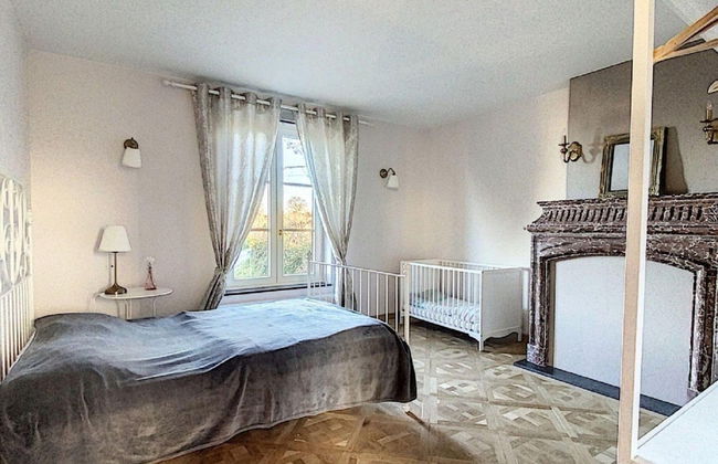 Elegant Hillside Mansion - Photo 7