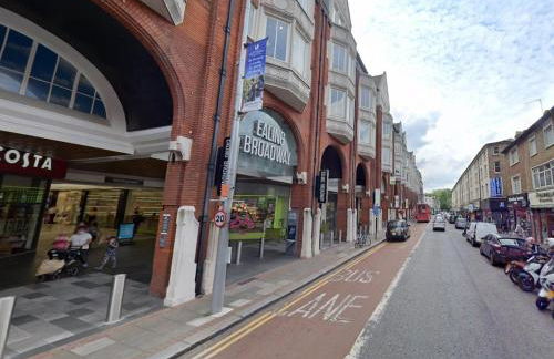 London Ealing near Train station - Foto 11