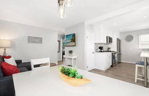 Balboa Paradise - Renovated Coastal Haven - Photo 1