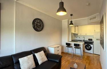 Enjoy the sun and pool in this fabulous apartment - Foto 11