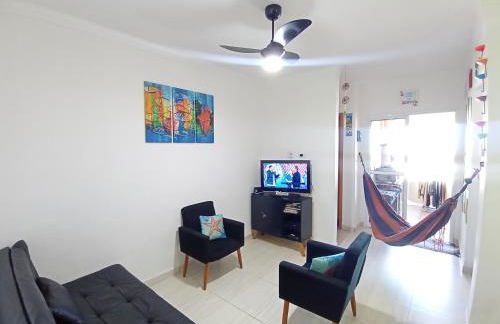 Prédio com piscina na cobertura frente ao mar,apartamento para até 6 pessoas e 3 crianças até 8 anos, churrasqueira na sacada, Wi-Fi grátis, rede de proteção, NÃO oferecemos roupas de cama e banho, 1 vaga de garagem, na Praia Grande-Vila Mirim - Foto 6