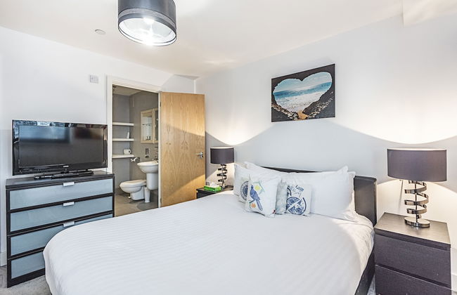 Canary Wharf Luxury Apartments - Photo 20