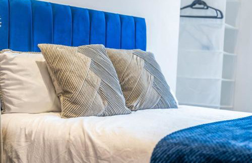 Central 2 Bedroom Apartment with Free Parking Sleeps 8 & Walk to City Centre & Arena - Foto 16