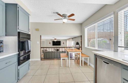 4BR Family Home, Private Pool & BBQ, Near Strip - Foto 15