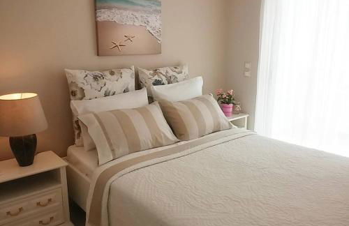 Overlooking the blue sea - Foto 15