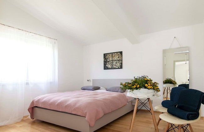 Deluxe Villa in Šibenik near Lake - Photo 4