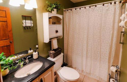 Cheerful Two Bdrm Cabin with Hot Tub & Pet Friendly - Foto 22