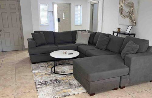 Spacious Getaway! Pool, Spa, Sleeps 9 - Foto 8