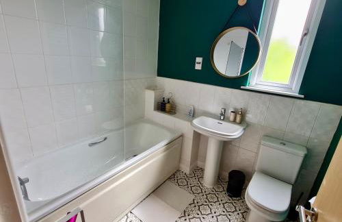 Cute 3 Bedroom House Near Etihad Stadium and CoOp arena with parking - Foto 23