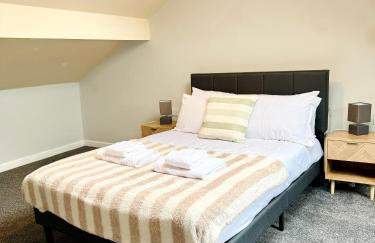 Comfy Entire Apartment with Free Parking in Bury Town - Photo 4