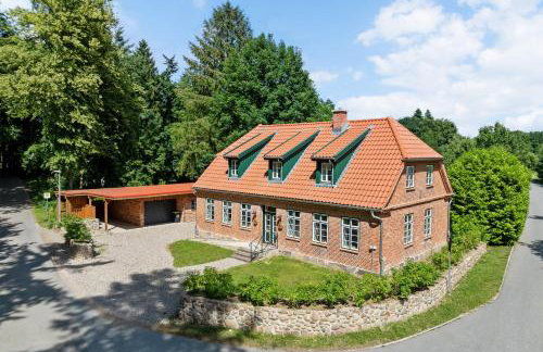 GUT KLETKAMP "Försterei" - Freistehendes Backsteinhaus mit 4 Schlafzimmern ruhig am Waldrand gelegen I Kamin I Garten & Terrasse I 15 Min zur Ostsee I 3 Bäder I Küche I Parkplatz I WLAN - Foto 1