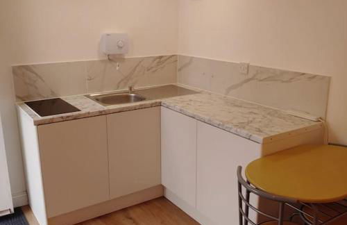 Self Contained, Double Bed Studio, private kitchen, private Bath, Walking distance to Harry Potter - Foto 13