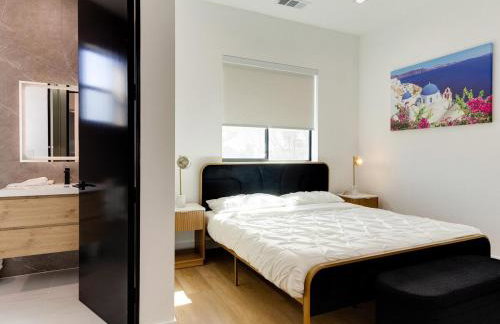 Modern Luxe Retreat Four-Bedroom - Photo 27