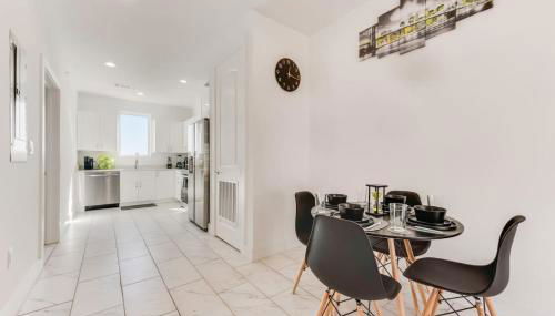 Skyline 2BR I Free Parking I King Bed I Workspace - Foto 5