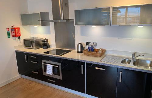 iSTAY APARTMENTS at VIZION - Fully Equipped Modern Serviced Apartments with Balconies, Superfast Broadband, Free Allocated Parking Space, 24h Security, Rooftop Gardens, Located in Central MK - Photo 12
