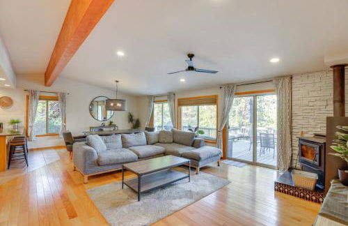 Ping-Pong and Private Hot Tub Family Cabin in Bend! - Foto 5