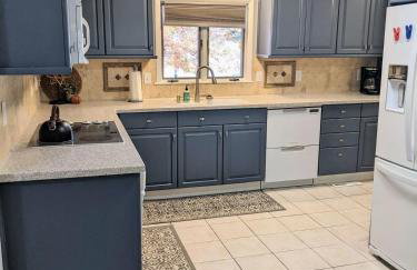 Walk to K-State, Sleeps 12, Pool Table, Hot Tub - Foto 14