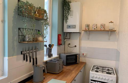 Cosy Wirral home near Liverpool with Free Parking! - Photo 17