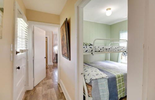 Deck and Indian River Bay Views Coastal Cottage - Foto 20