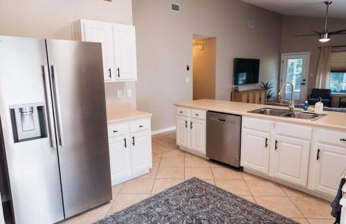 Golden Hour Getaway- Guest Favorite, 2 Min to Beach, Seasonal Pool & Arcade - Foto 70