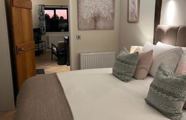 The Acorn Goodwood luxury lodge house 10 minute walk from Goodwood Festival of Speed - Foto 14