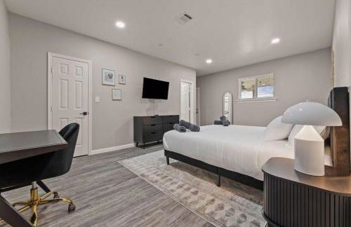 Gorgeous 6BR 3 5 Bth Home with Pool and Game Room - Photo 31