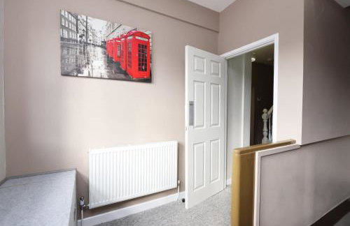 Modern Comfort 4 Bedrooms and Great Location - Foto 21