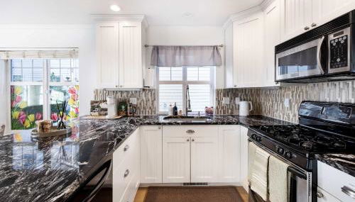 Rare 2BR Modern Urban Escape Free Parking - Foto 4