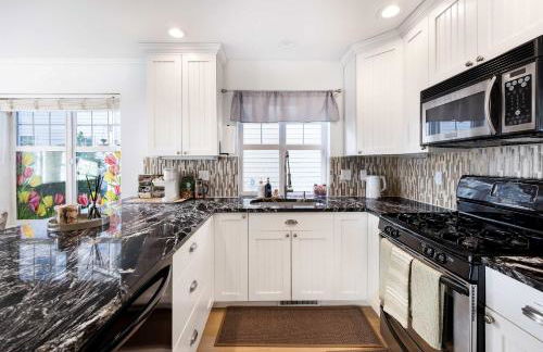 Rare 2BR Modern Urban Escape Free Parking - Foto 4