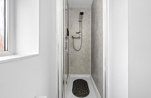 Spacious 6-bedroom house - 3 parking spaces - Superfast Wi-Fi - Close to M5 - Long-stay rates! - Foto 10