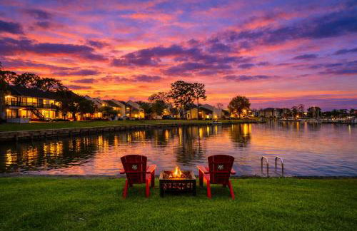 Serene Lakeside Beauty - Photo 1