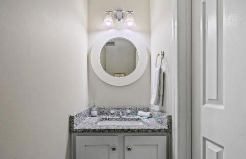 Luxury End Unit Townhome Just 40 Minutes from DC, Pet-Friendly, Privacy Fenced - Foto 7