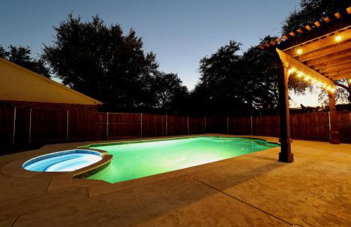 Gorgeous 4 bedroom 2,5 bath Home with Heated Pool, Spa & Game Room close to DFW Airport - Photo 37