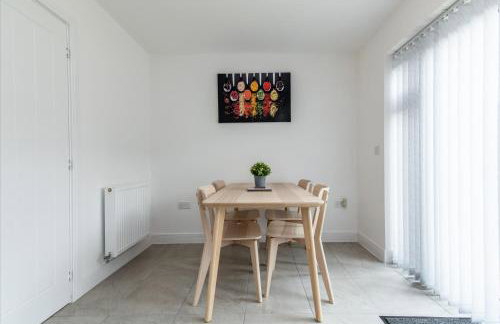 2-Bed Home in Quiet Neighborhood with Parking & Wifi - Foto 3