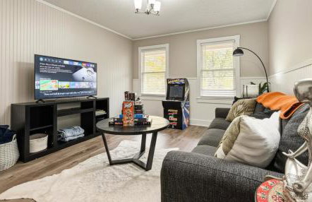 King Bed! Soaking tub! Fenced Yard w Screen Patio - Foto 11