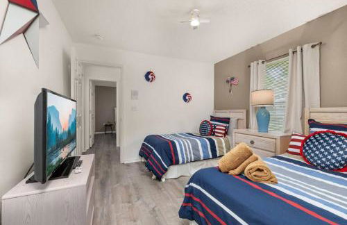 Modern Retreat Pool and Game Room - Foto 37