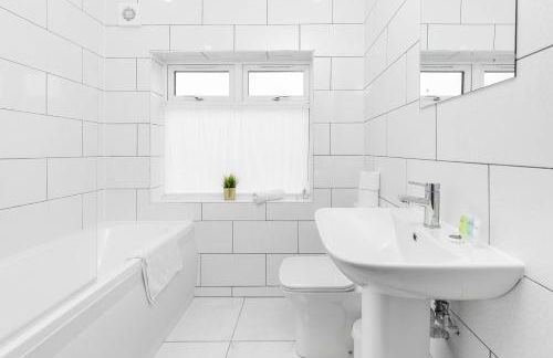 5 Bedroom House - 10 Guests - Multiple off Street Parking - Garden - Smart TV - WIFI - Contractors - Families - Groups - Top Rated - 98Q - Photo 52