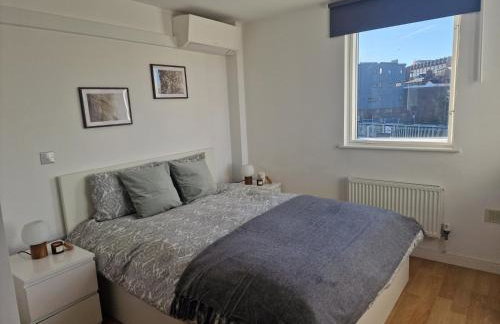 Bright and Modern Forest Hill Flat - Flexible Stay - Photo 5