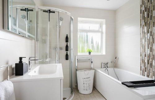 Bright 4BR Home with Garden with Free Parking and Sleeps up to 9 - Foto 14