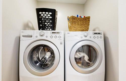 Waterfront Fun! Group Getaway on Lake Marie - Foto 17