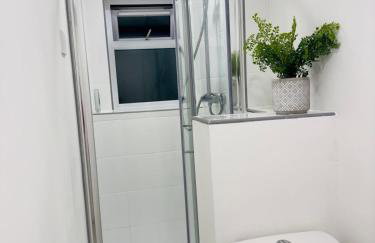 Bella Homes-Spacious 4 bedroom Modern Town house Romford - Foto 6