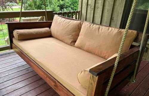 Water's Edge, Covered Porch, Deep Creek as your Backyard Haven, Hot Tub, Pool Table, Fire Pit, Close to Town & Entrance to National Park - Foto 63