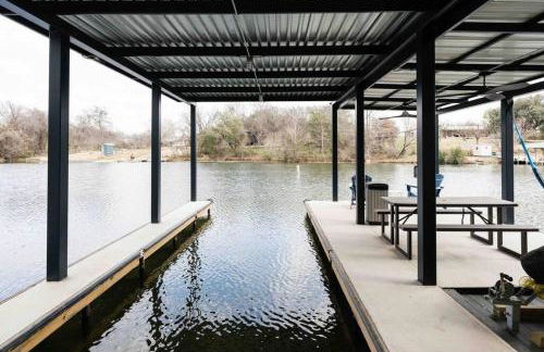 Luxury Lake LBJ Waterfront Home with Hot Tub and Boat Slip - Foto 33
