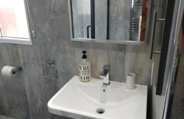 Captain’s Cabin - Photo 13