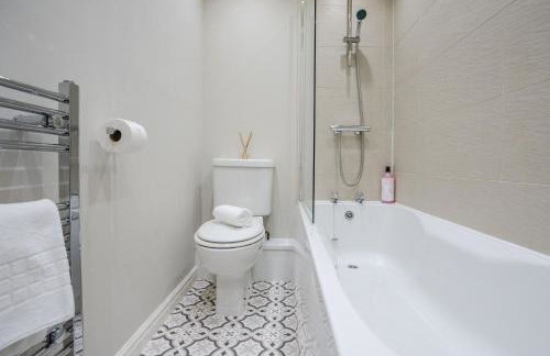 Cozy Waterfront Apartment - Free Parking & Wi-Fi - Photo 23