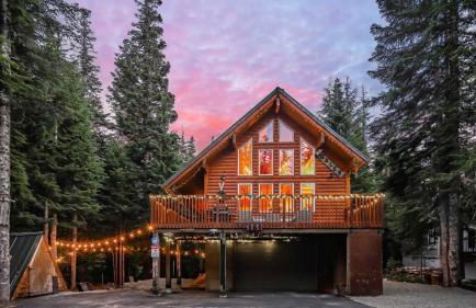 Alpine Retreat at Snoqualmie Pass- 5-Min to Slopes, Private Creek, BBQ, Fireplace, Smart TVs, Kids Games, Hi-Speed Wi-Fi - Foto 2