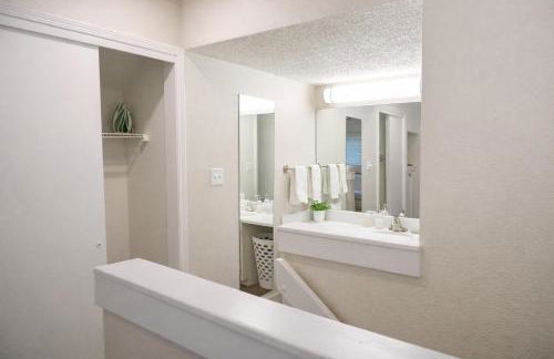 Two Bedroom Loft, King Beds, Down Town Convenience - Foto 3