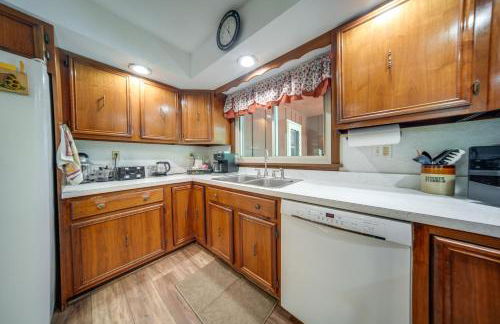 Lake Erie Getaway with Private Pool and Yard! - Foto 11