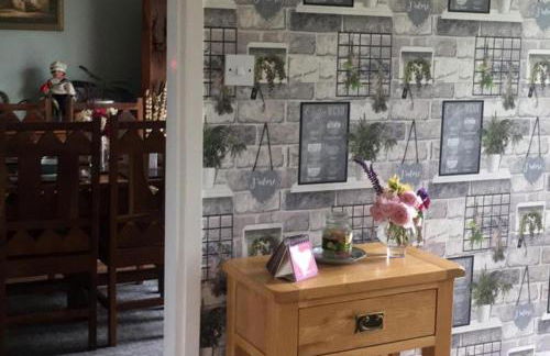 2-Bed House Sleeps 4 - Enclosed Garden - Tv & WiFi - Photo 6