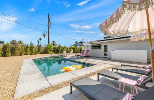 Whimsical Oasis Retreat by Rather Be Properties - Foto 31